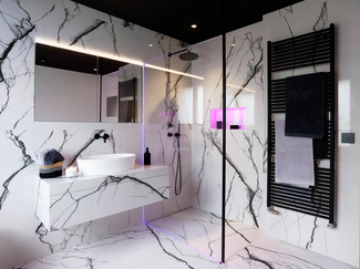 modernes Badezimmer, Dusche mit beleuchteter Douschglaswand